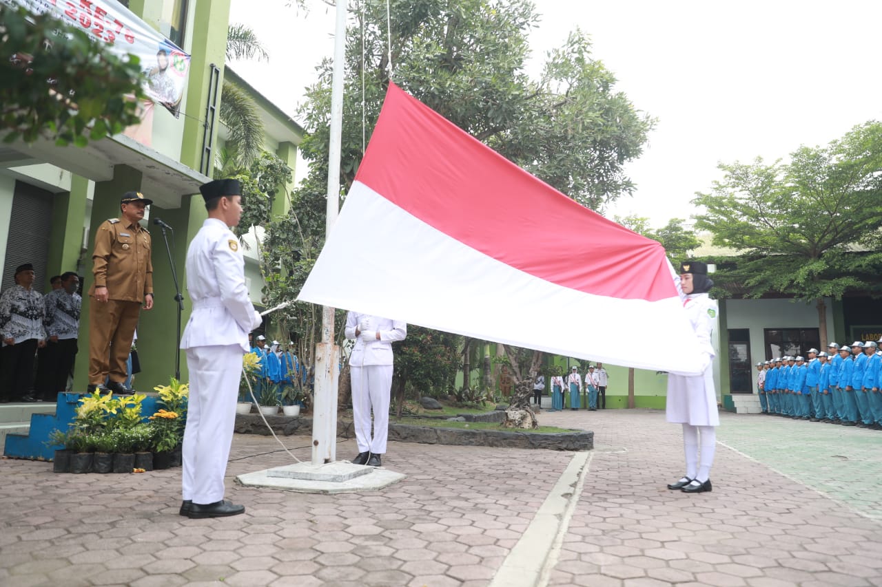 Foto 8 dari 13: Jadi Pembina Upacara di SMKN 3, Wali Kota: Kota Kita Kota Layak Anak, Mari Kita Jaga Bersama