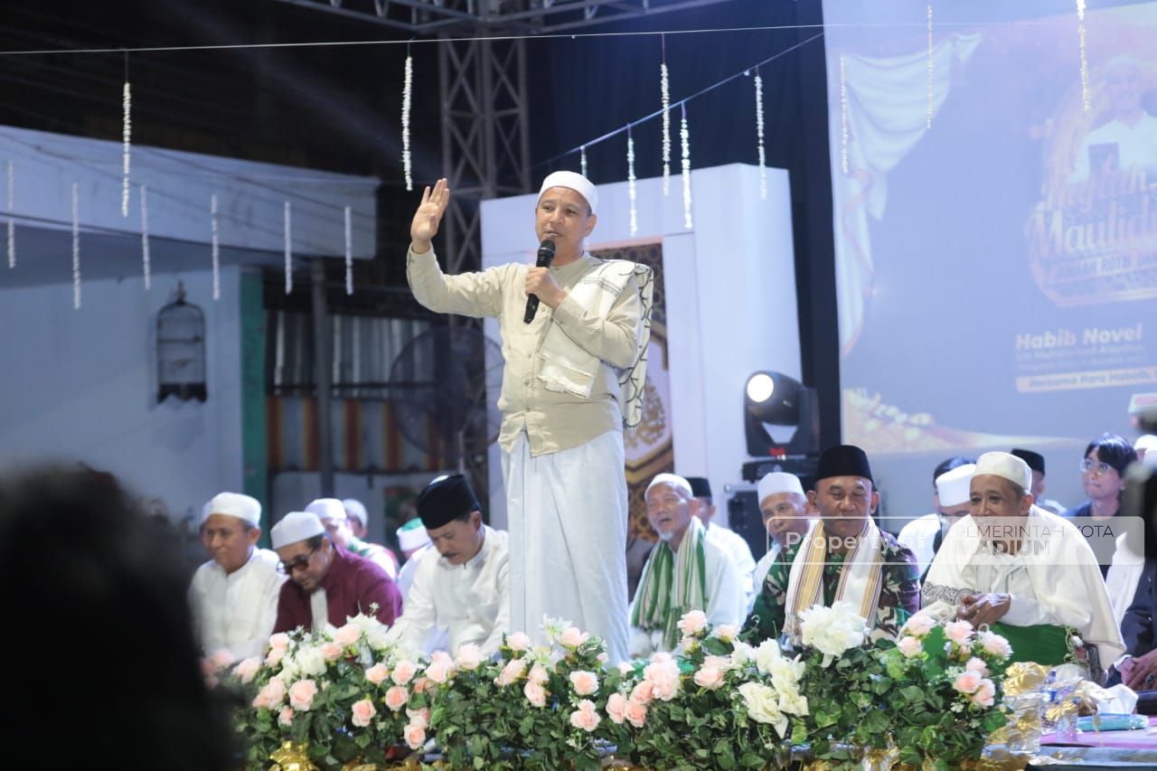 Foto 13 dari 16: Hadiri Peringatan Maulid Nabi Muhammad SAW, Wali Kota Ajak Masyarakat Tingkatkan Iman dan Taqwa