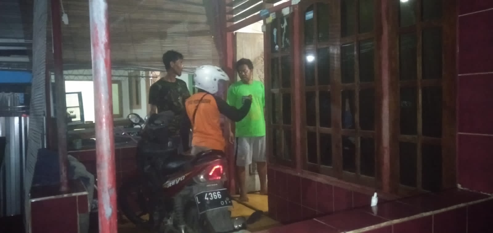 Foto 2 dari 5: Muncul Genangan Akibat Curah Hujan Tinggi, Tak Lebih Satu Jam Sudah Surut Kembali