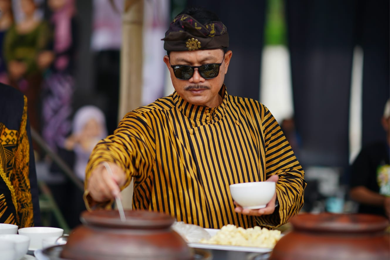 Foto 4 dari 10: Pecel Madiun Dinobatkan Mendikbud Sebagai Warisan Budaya Tak Benda Indonesia