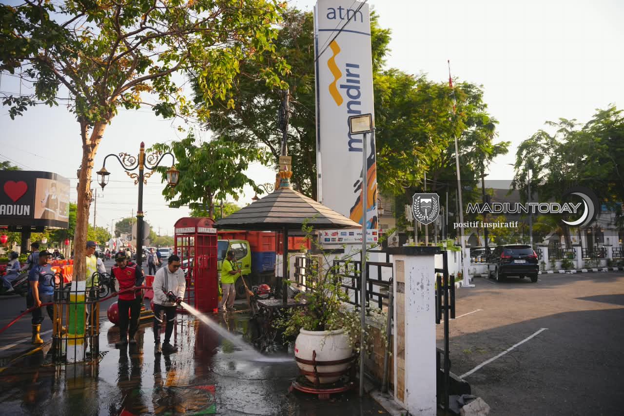 Foto 12 dari 14: Tak Sekadar Imbauan, Plt Wali Kota Turun Langsung Bersihkan Kawasan Pahlawan