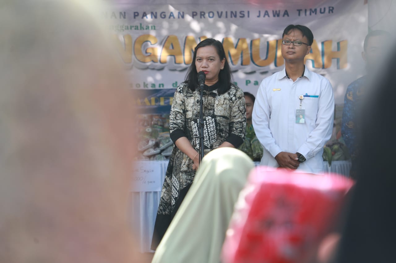 Foto 6 dari 11: Buka GPM Di Stadion, Wali Kota Pastikan Masyarakat Mudah Dapatkan Sembako Murah