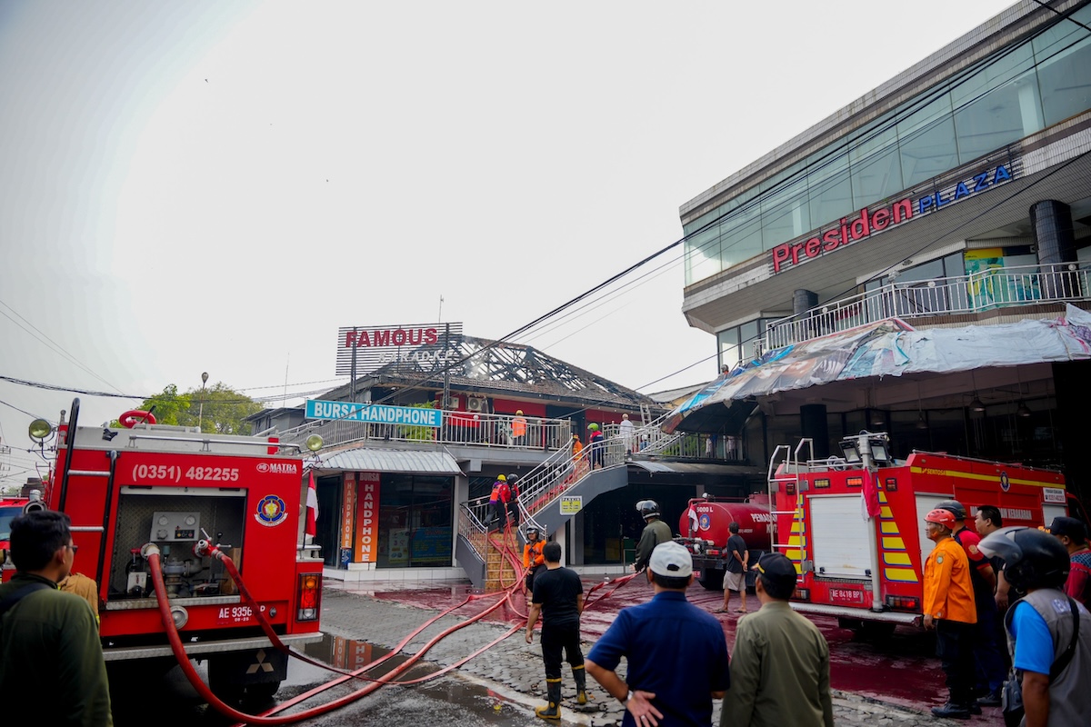 Foto 8 dari 8: Famous Cafe dan Karaoke Terbakar, Api Berhasil Dipadamkan Kurang dari 1,5 Jam Kemudian
