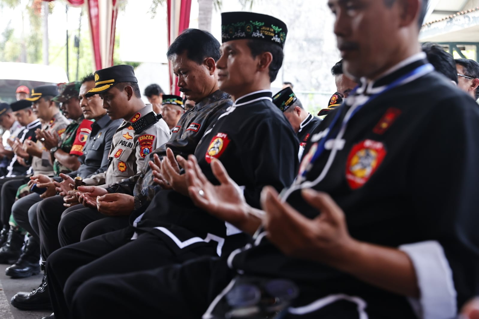 Foto 4 dari 5: Jadi Perwakilan Keluarga, Wali Kota Pimpin Prosesi Pemindahan Makam Pendiri IKSPI Kera Sakti