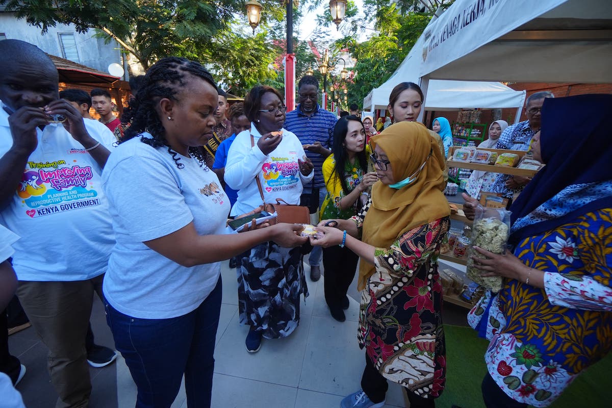 Foto 3 dari 9: Delegasi Kenya Borong Produk UMKM Kota Pendekar di Galeri Dekranasda