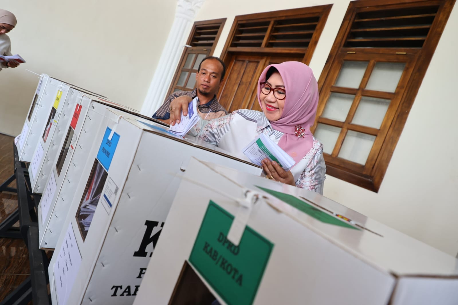 Foto 3 dari 9: Wali Kota Nyoblos di TPS 22, Pesan Tetap Jaga Kondusifitas Kota Apapun Hasilnya