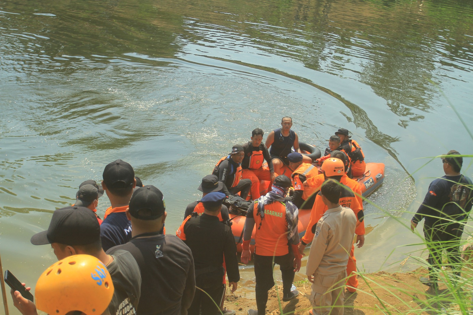 Foto 1 dari 1: Korban Dugaan Tenggelam Ditemukan Dalam Kondisi Meninggal, Ditemukan Penyelam Lokal Tujuh Meter di Bawah Permukaan