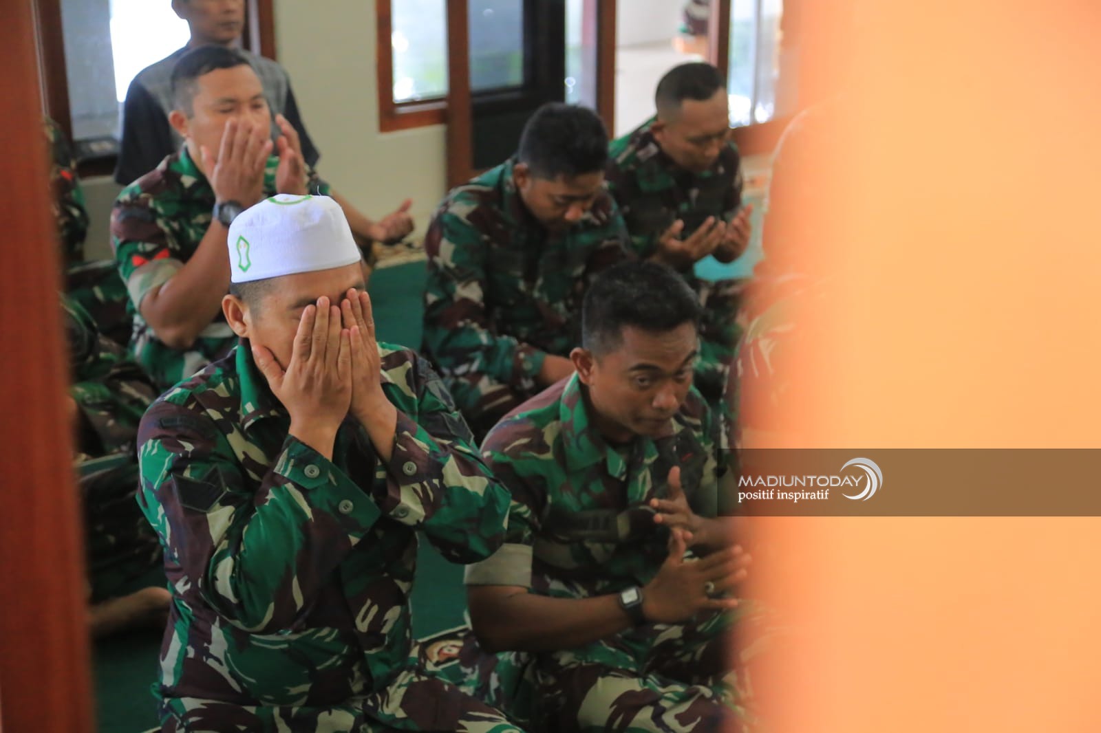 Foto 4 dari 4: Korem 081/DSJ Gelar Salat Ghaib Dan Doa Bersama Untuk Korban Kanjuruhan
