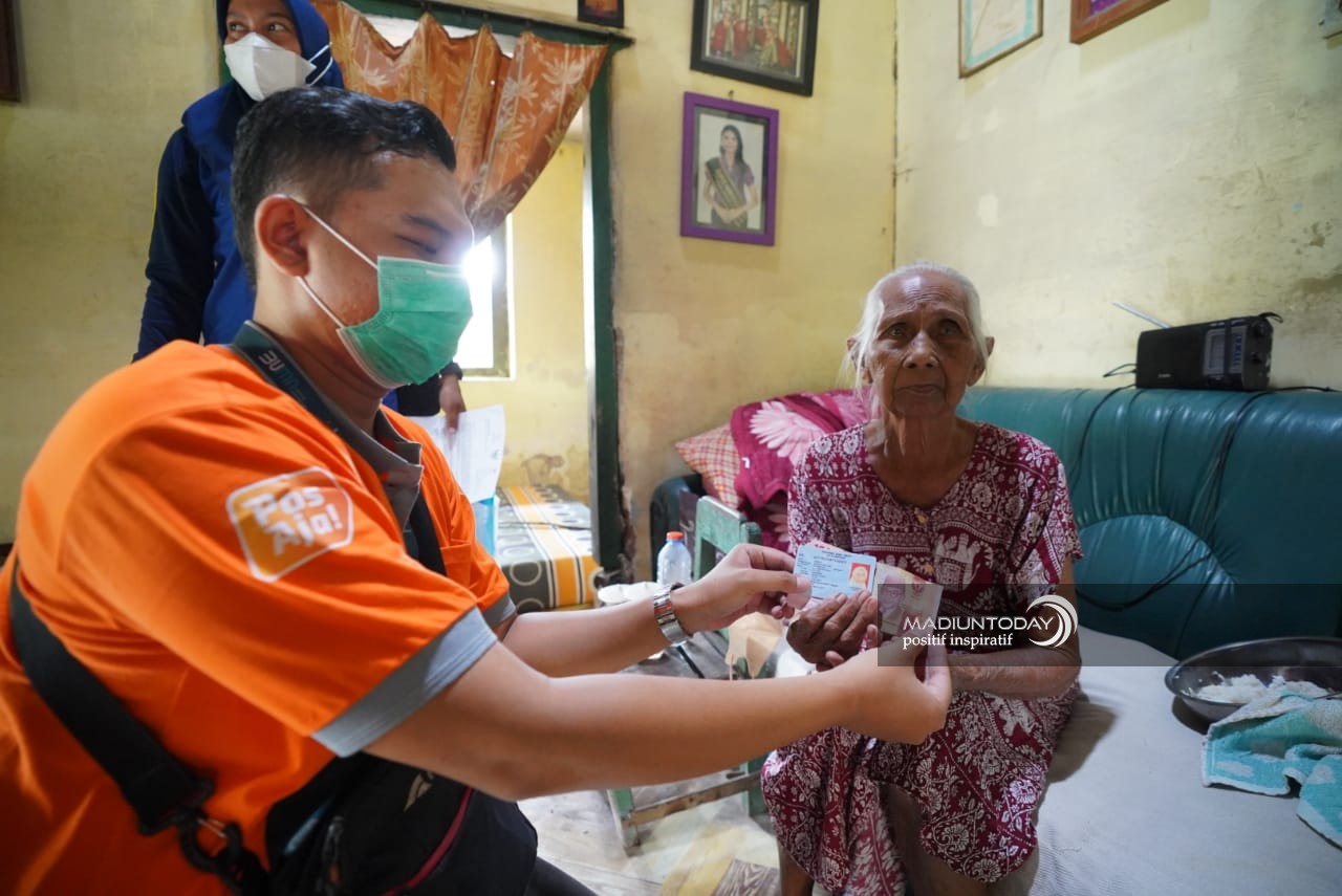 Foto 2 dari 2: Maksimalkan Penyaluran BLT, PT Pos KCU Madiun Door to Door ke Rumah KPM