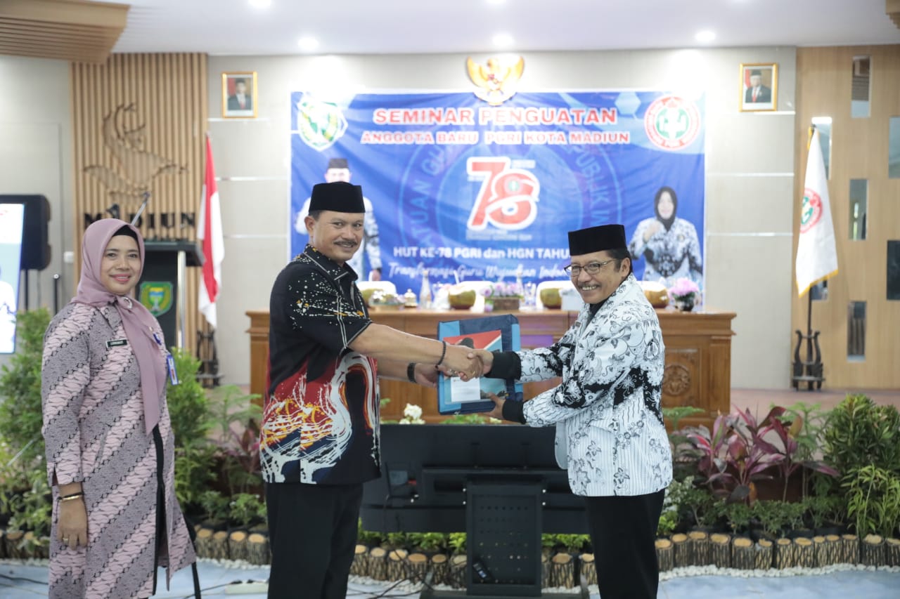 Foto 8 dari 11: Jadi Narasumber Penguatan Anggota Baru PGRI, Wali Kota Imbau Jaga Sinergi Untuk Tingkatkan Pendidikan Di Kota Madiun
