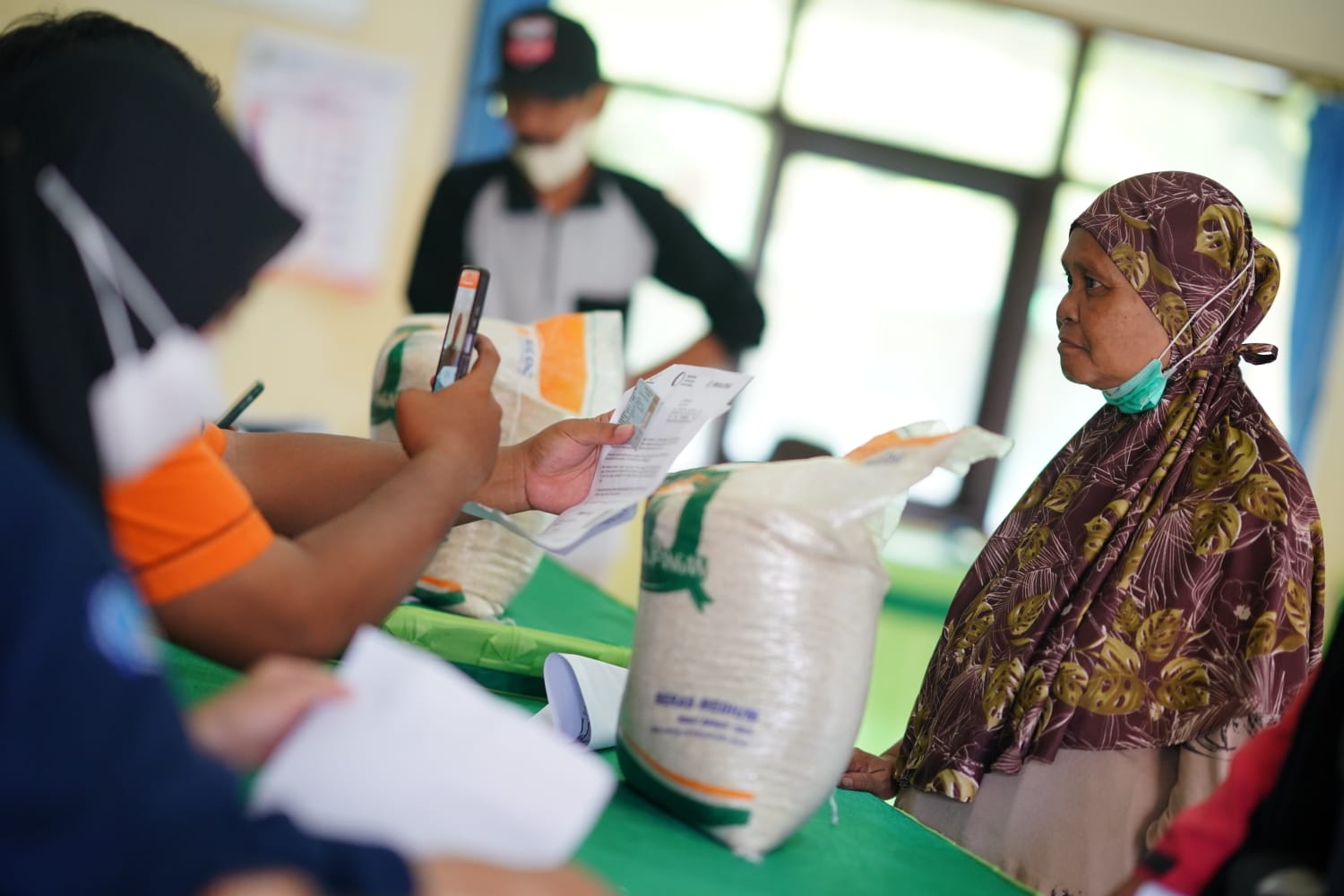 Foto 1 dari 10: Tekan Lonjakan Harga Bahan Pokok Jelang Lebaran, Pemerintah Salurkan Bantuan Pangan Bagi Masyarakat