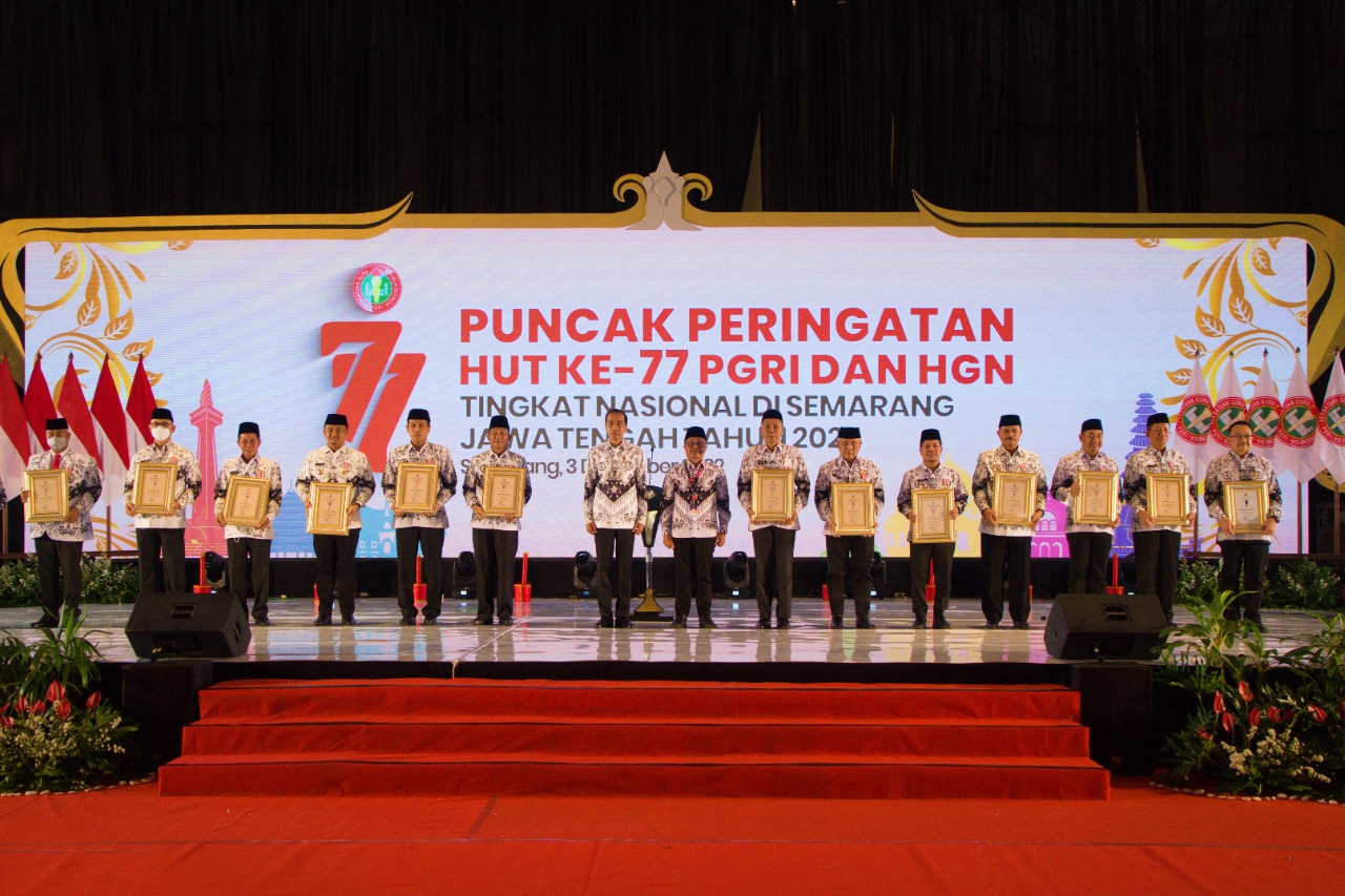 Foto 3 dari 10: Komitmen Tingkatkan Pendidikan, Wali Kota Maidi Diganjar Anugerah Dwija Praja Nugraha