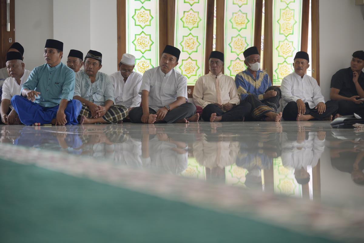 Foto 7 dari 8: Peringati Nuzulul Quran, Wali Kota Juga Serahkan Bansos Untuk Imam Masjid, Marbot, dan Tokoh Agama