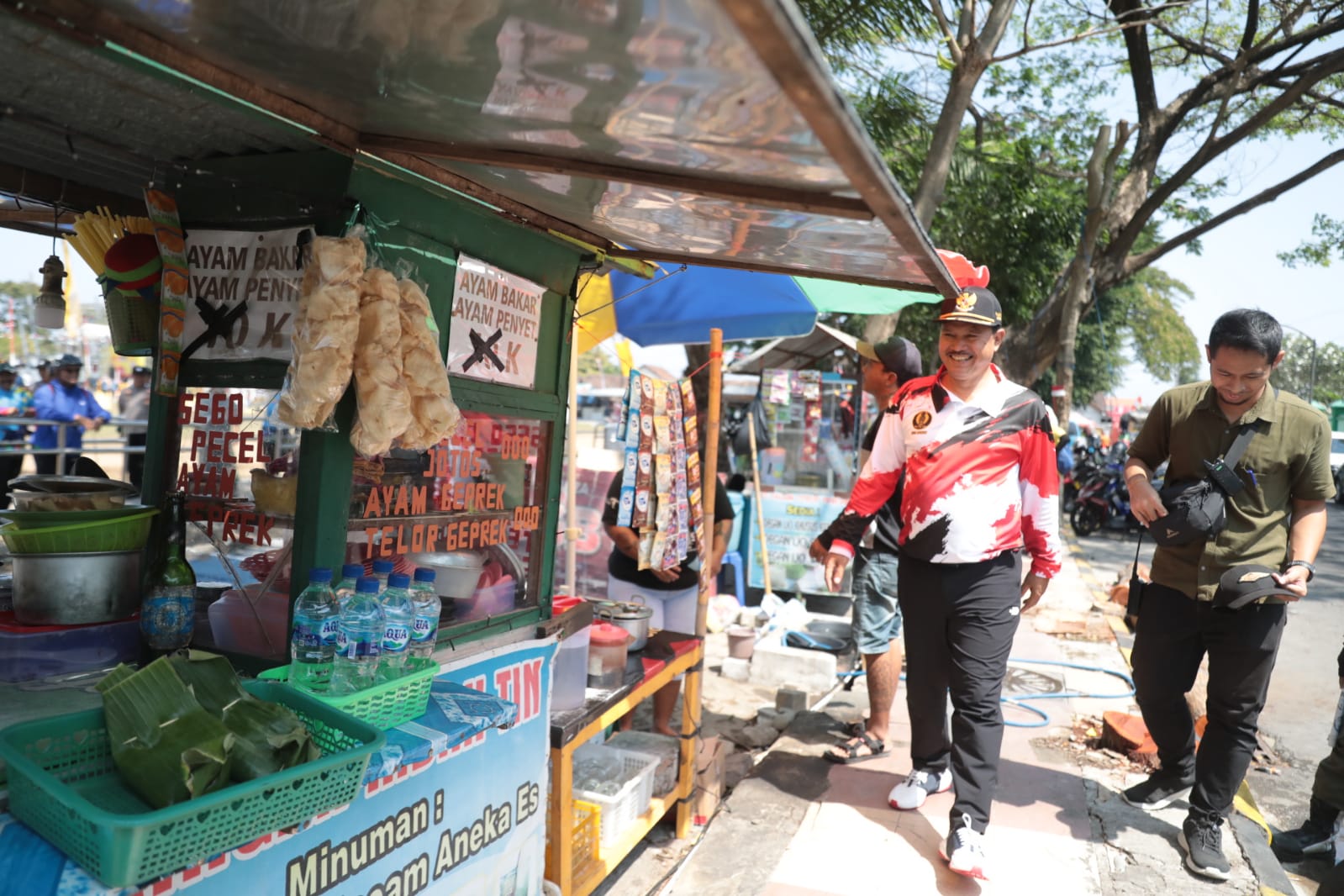 Foto 11 dari 14: Sambang Lapangan Gulun, Wali Kota Borong Dagangan Warga
