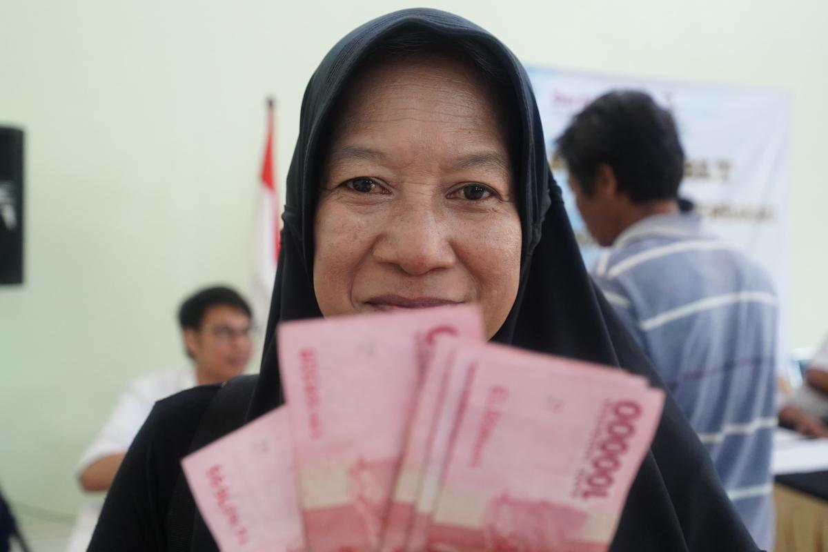 Foto 16 dari 19: Dinsos PPPA Kembali Salurkan BLT Daerah dan DBHCHT, Ada 3.353 Penerima