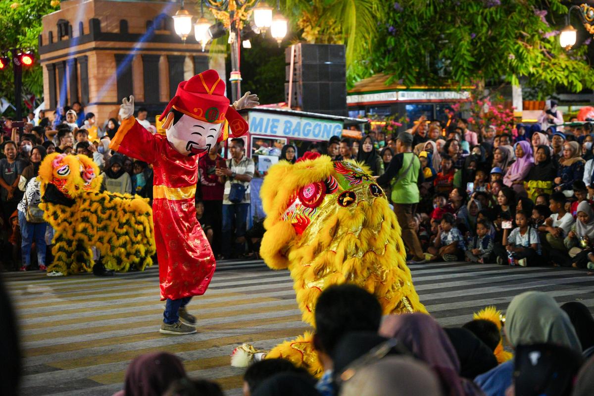 Foto 8 dari 19: Meriahnya CFN, Santap Nasi Goreng Gratis Hingga Menikmati Pertunjukkan Barongsai