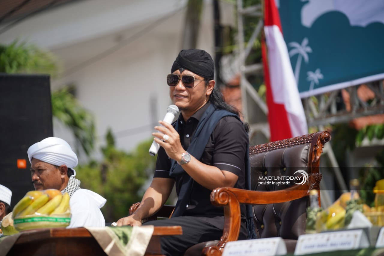 Foto 4 dari 10: Ngaji di Kota Pendekar, Gus Miftah: PRC dan Warung NKRI Jadi Simbol Kerukunan Kota Madiun Untuk Indonesia