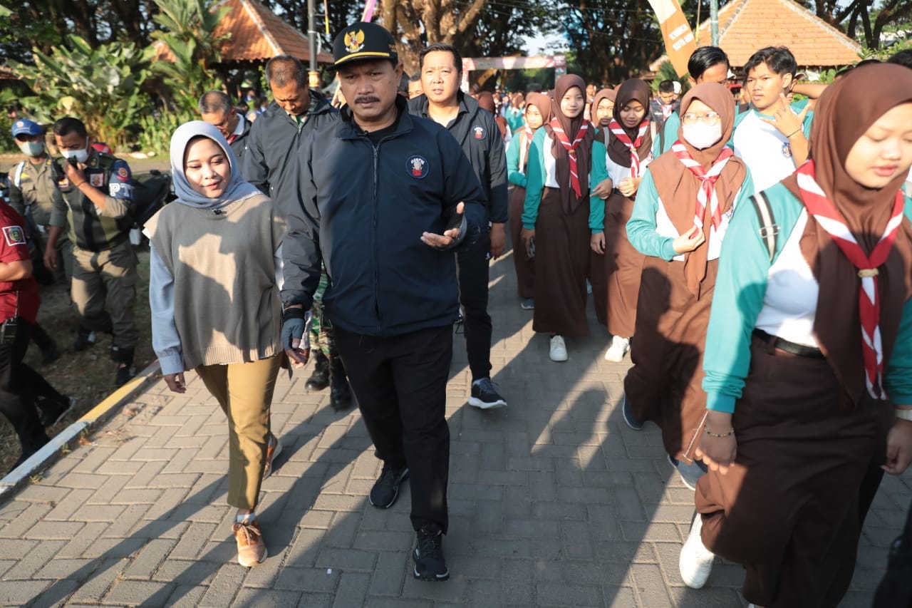 Foto 3 dari 9: Gelar Jalan Sehat, Satpol PP Ajak Siswa Jaga Kebersihan Lingkungan
