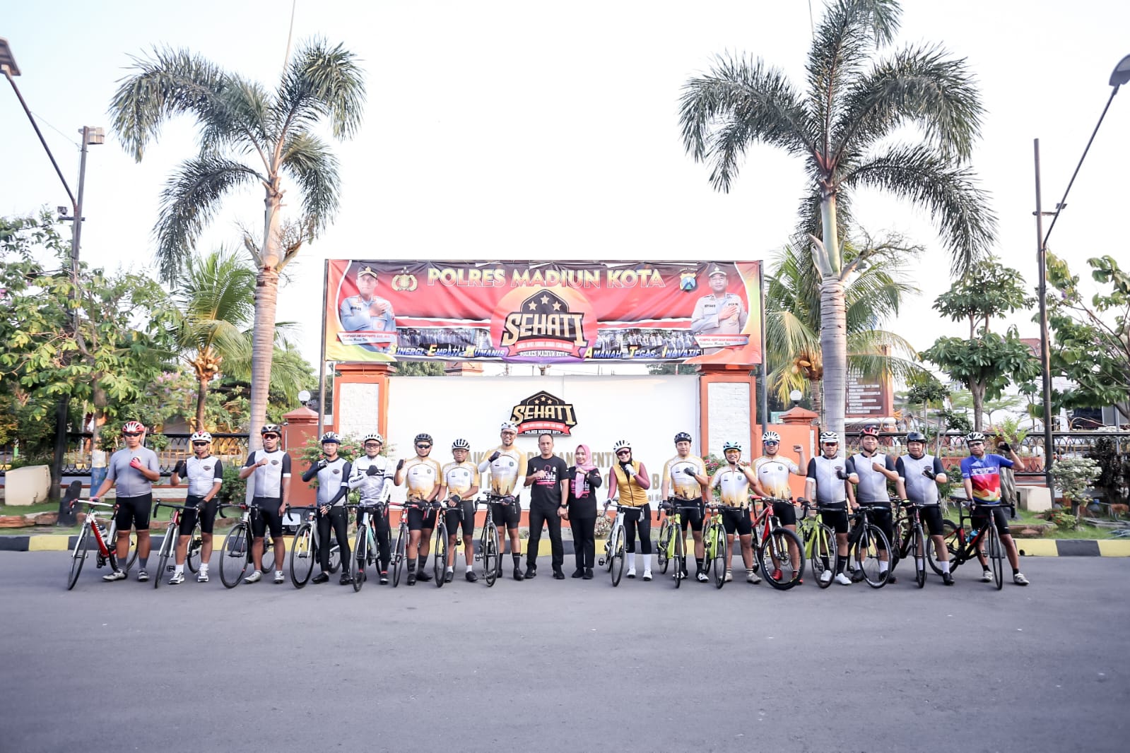 Foto utama berita: Turun di Tour of Kemala Banyuwangi Akhir Pekan Ini, Atlet ISSI Kota Madiun Gowes Menuju Lokasi