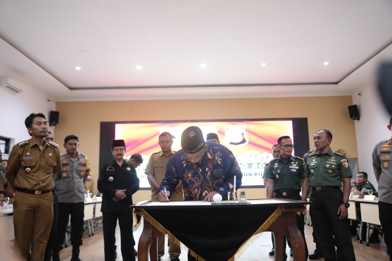 Foto 4 dari 5: Pastikan Kota Madiun Aman, Stakeholder Teken Perjanjian Aman Suro