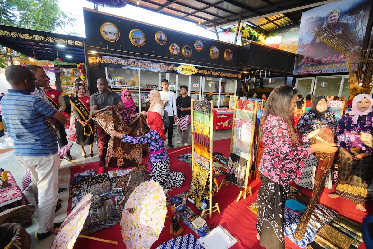 Foto 1 dari 9: Delegasi Kenya Borong Produk UMKM Kota Pendekar di Galeri Dekranasda