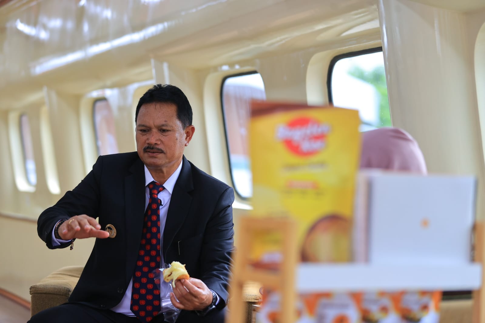 Foto 2 dari 9: Wali Kota Menyapa di Whoosh, Bahas Rahasia Stabilitas Kota Setelah Pemungutan Suara Hingga Promosi Produk UMKM Unggulan