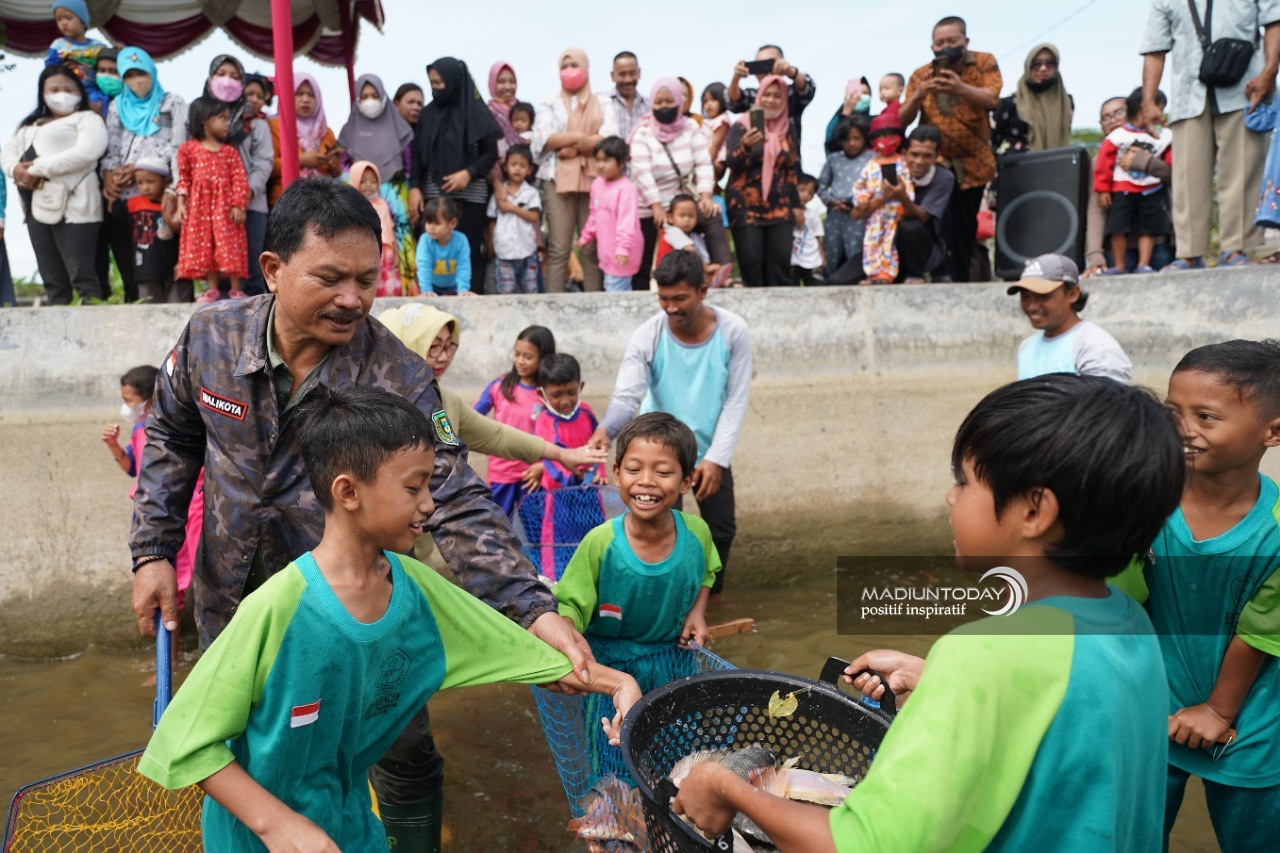 Foto 6 dari 8: Keceriaan Siswa Menangkap Ikan Bersama Wali Kota