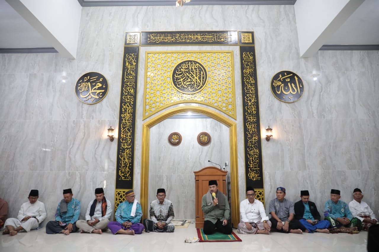 Foto 1 dari 11: Salat Isya di Masjid Al-A’raaf Janursari Kelurahan Manisrejo, Wali Kota Salurkan Bantuan Sekaligus Sampaikan Progres Pembangunan