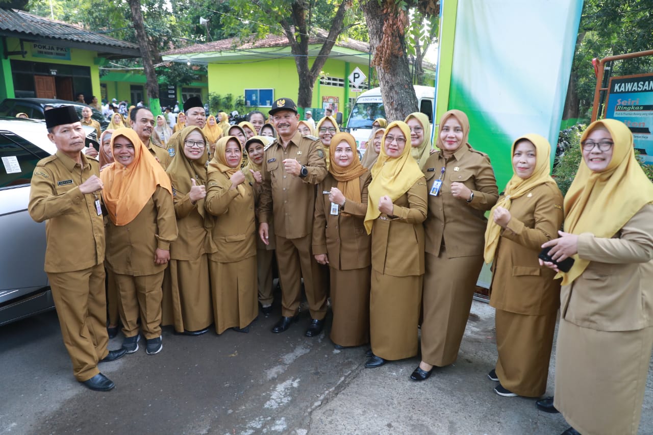 Foto 12 dari 13: Jadi Pembina Upacara Di SMKN 1, Wali Kota Pesan Murid Patuhi Guru Agar Prestasi Terus Melaju