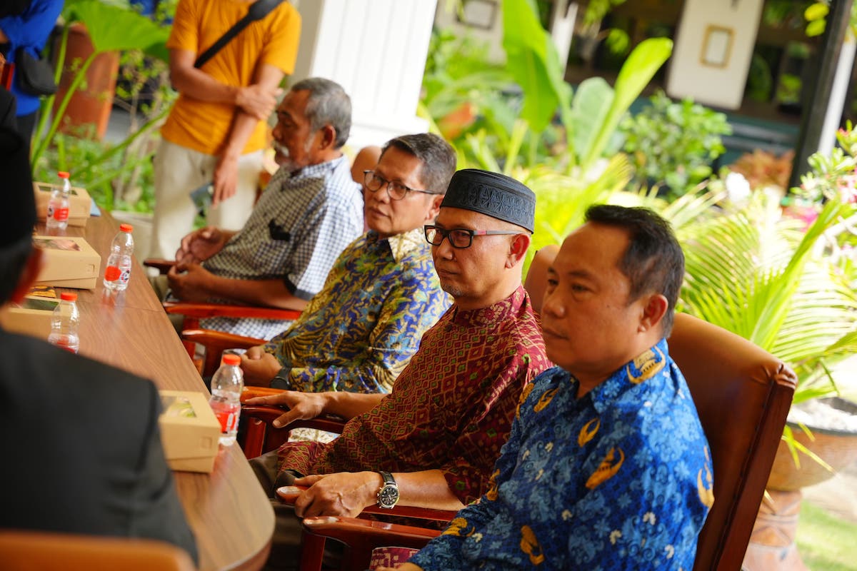 Foto 9 dari 9: Terima Wakaf Tanah Makam Keluarga Tri Rejeki, Wali Kota Sampaikan Terima Kasih dan Apresiasi