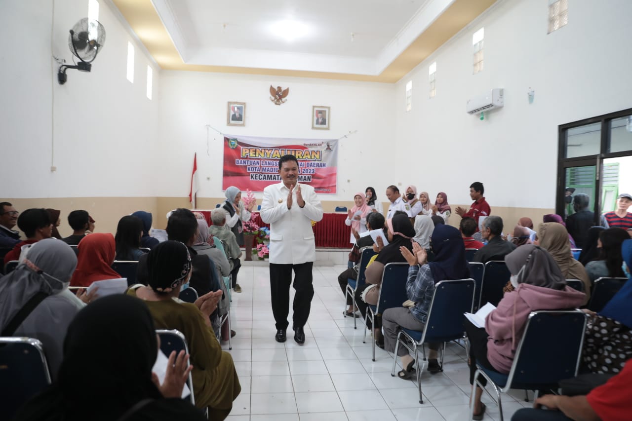 Foto 5 dari 7: Tinjau Penyaluran BLTD di Demangan, Wali Kota: Salah Satu Upaya Menekan Angka Kemiskinan