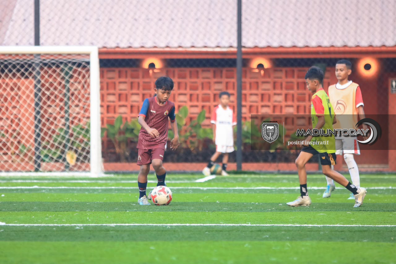 Foto 8 dari 10: Kantongi Puluhan Kejuaraan di Usia 10 Tahun, Pesepak Bola Cilik Kota Pendekar Ini Dipercaya Jadi Kapten di Ibu Kota