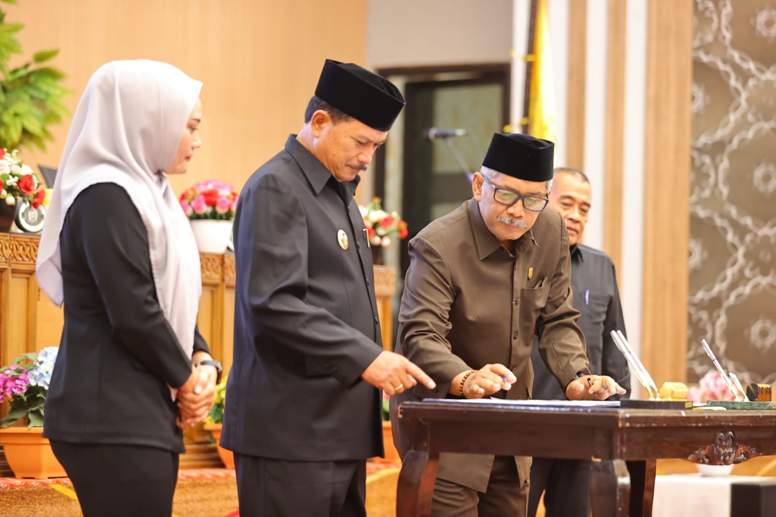 Foto 5 dari 8: Rapat Paripurna Lagi, Eksekutif-Legislatif Setujui Dua Raperda Sekaligus