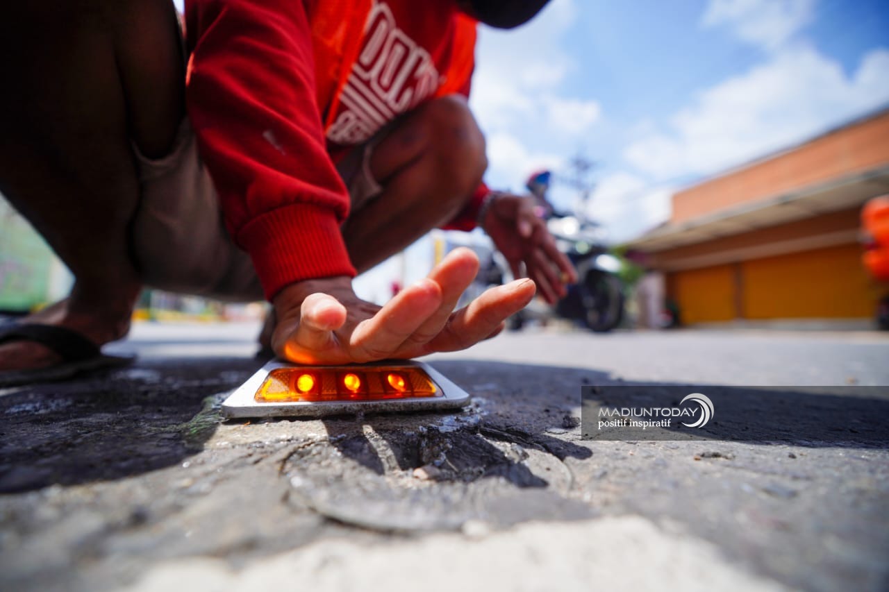 Foto 2 dari 5: Agar Pengendara Makin Waspada, Dishub Tambah Paku Marka
