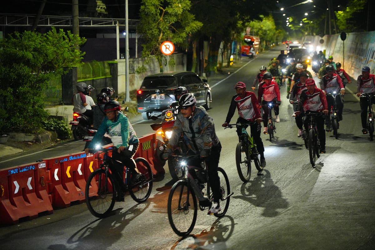 Foto 4 dari 8: Buka Event Gowes Malam, Wali Kota Ajak Masyarakat Jaga Kesehatan