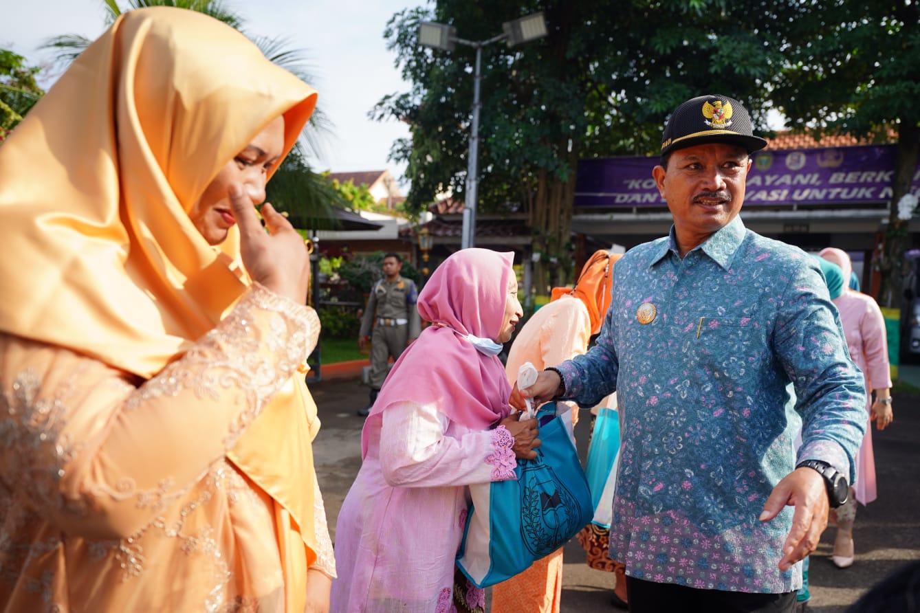Foto 5 dari 10: Peringati Hari Kartini, Wali Kota Maidi Beri Perhatian Srikandi Kebersihan