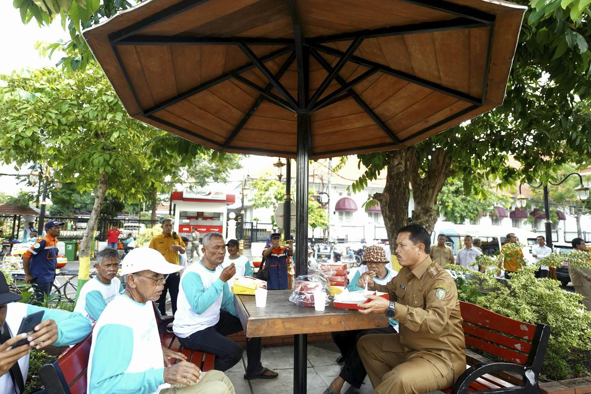 Foto 3 dari 8: Serunya Peringatan Hari Peduli Sampah di Kota Madiun, Wali Kota Salurkan Sembako Hingga Makan Bersama Petugas Penyapu Jalan dan Penarik Gerobak Sampah