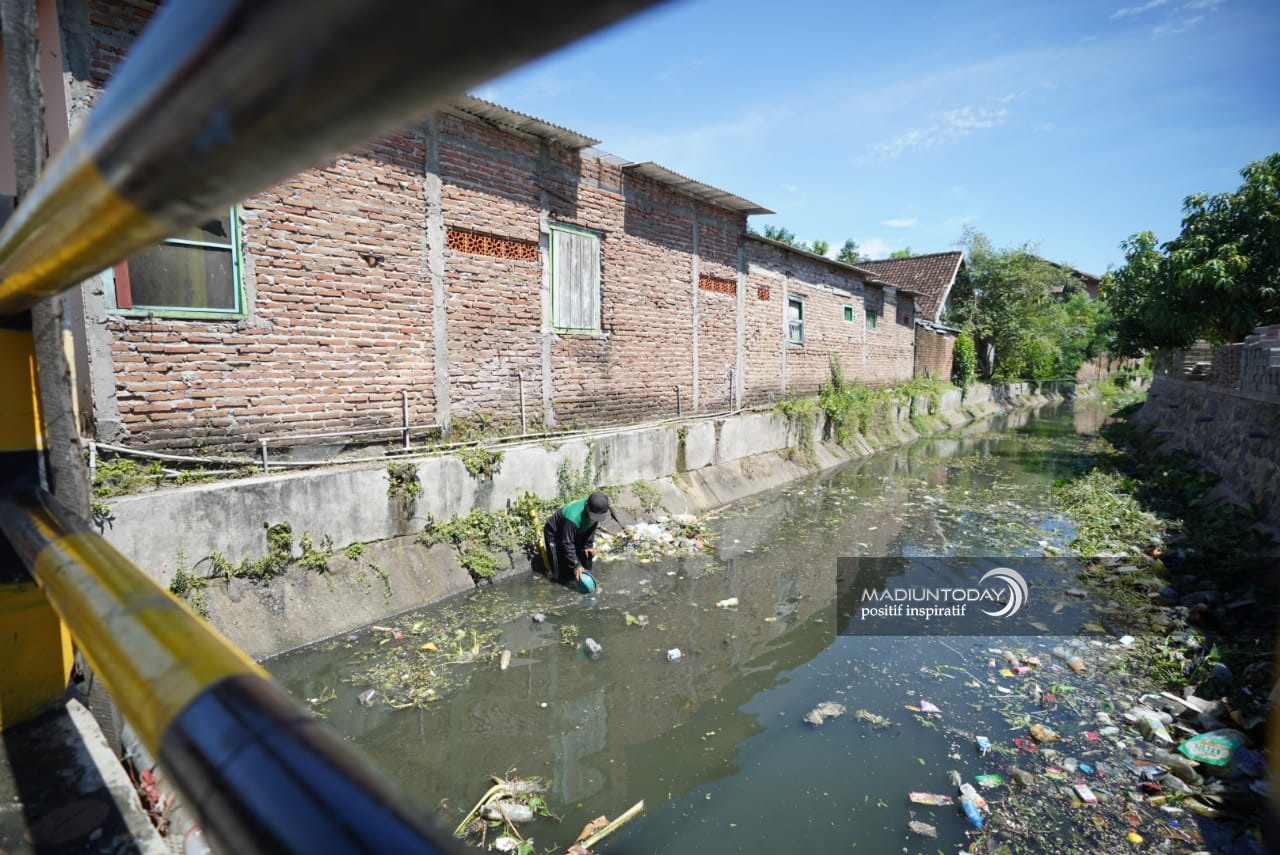 Foto 2 dari 3: Agar Aliran Lancar, Wali Kota Instruksikan Pembersihan Saluran