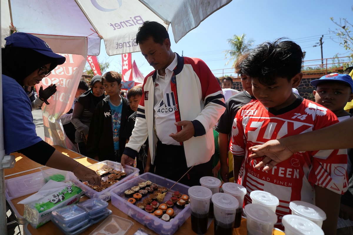 Foto 8 dari 9: Hore dapat Traktiran dari Pak Wali