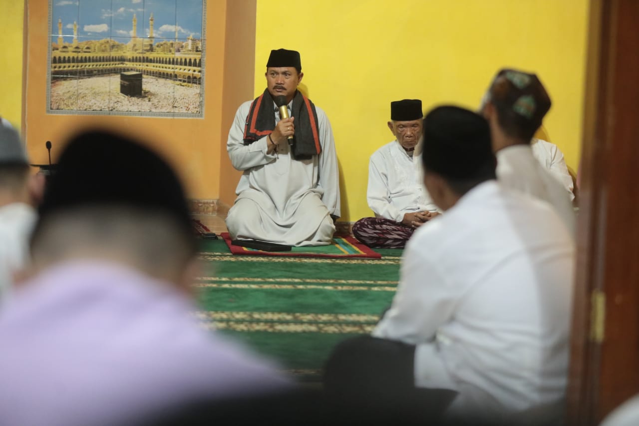 Foto 12 dari 12: Gelar Salat Isya di Masjid Al Hikmah Wali Kota Salurkan Bantuan Pada Musala dan Warga