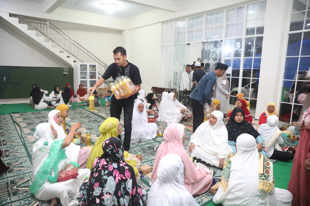Foto 11 dari 11: Safari Ramadan Salat Tarawih di Masjid Baiturrahman, Wali Kota Juga Resmikan Masjid Tempat Kegiatan