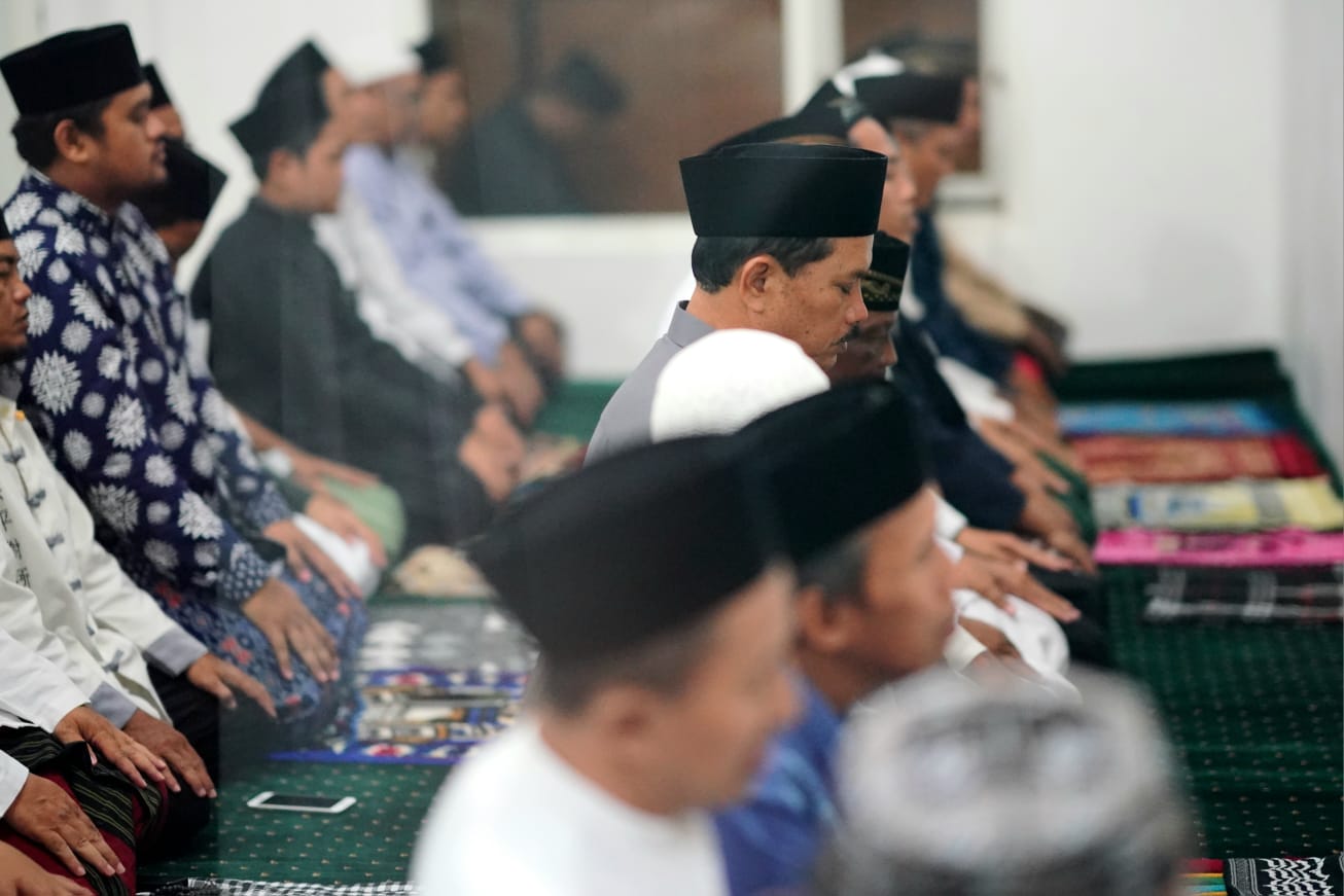 Foto 5 dari 10: Safari Ramadan di Masjid Ar-Raudhah, Wali Kota Salurkan Bantuan Sampai Sosialisasikan Persiapan Lebaran