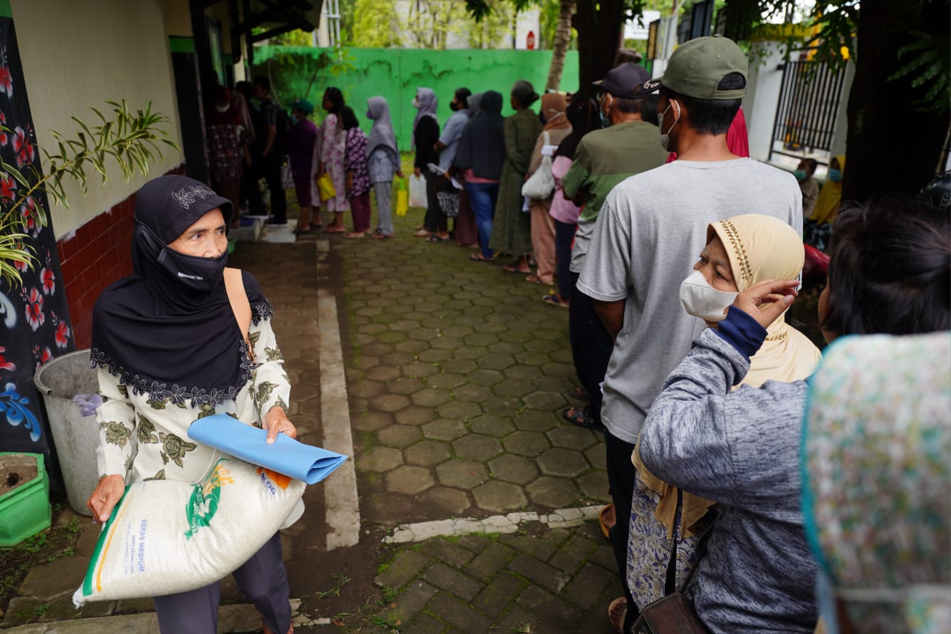 Foto 6 dari 10: Tekan Lonjakan Harga Bahan Pokok Jelang Lebaran, Pemerintah Salurkan Bantuan Pangan Bagi Masyarakat