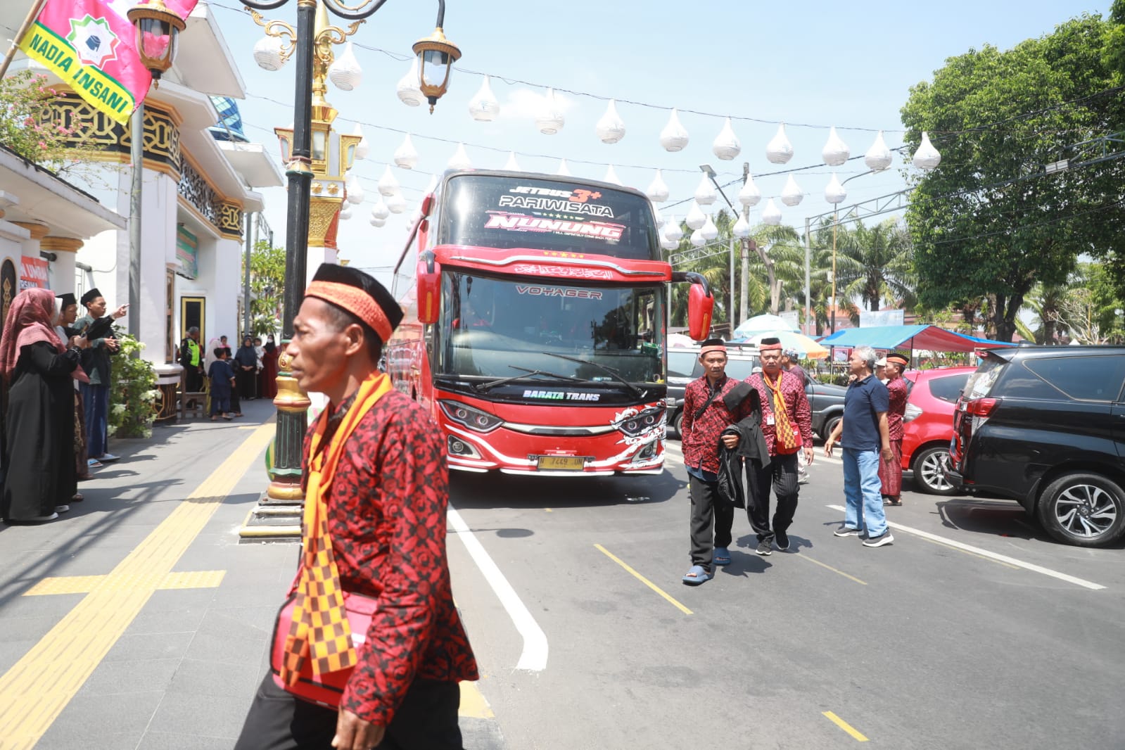 Foto 13 dari 13: Sambut Jamaah Umroh di Masjid Baitul Hakim, Wali Kota Dr.Maidi Pesan Selalu Tanam Kebaikan