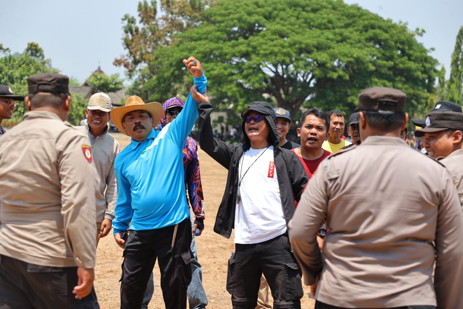 Foto 5 dari 9: Ada ‘Kerusuhan’ di KPU Kota Madiun, Polisi Berhasil Kendalikan Situasi dan Amankan Perusuh