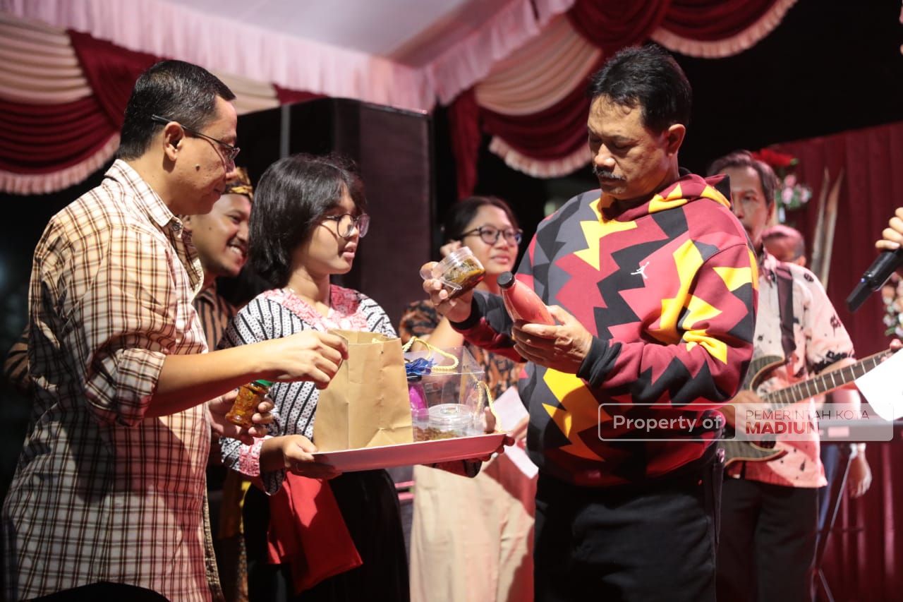 Foto 1 dari 9: Hadiri Bazar UMKM di Gereja Katolik Mater Dei, Wali Kota Apresiasi Penyelenggara Ikut Geliatkan Perekonomian