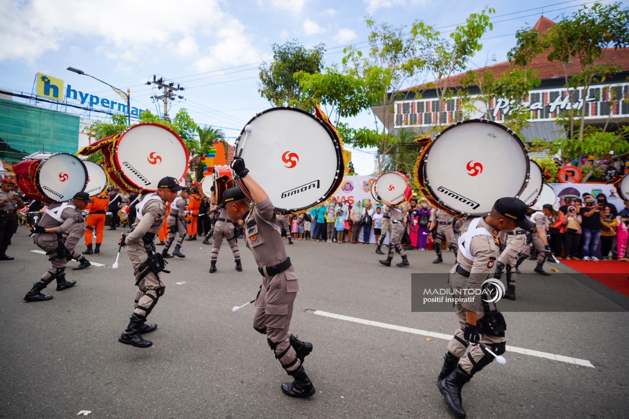 Foto 1 dari 19: Sukses Memukau Masyarakat, Aksi Drumcorps Pelopor Cenderawasih Akpol Dapat Apresiasi Wali Kota Maidi