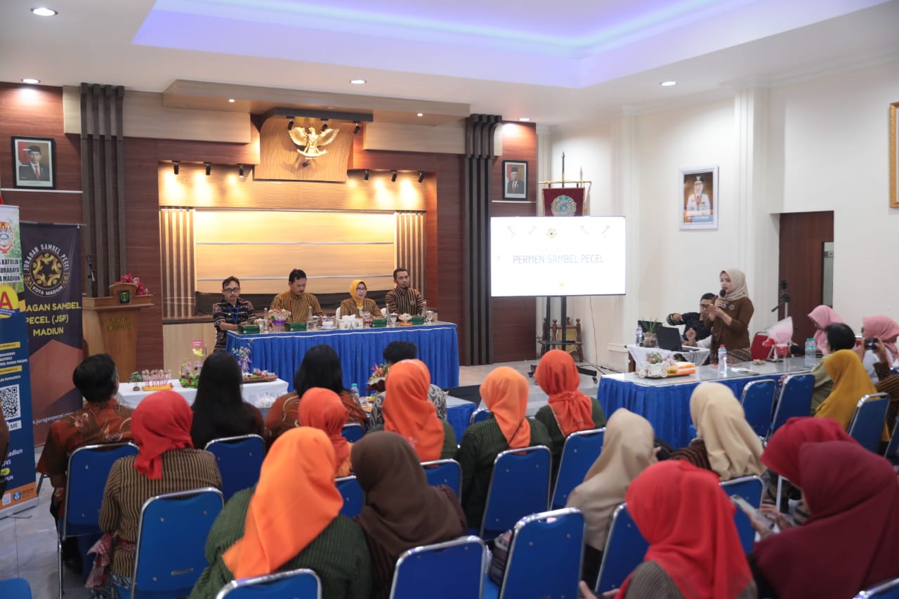 Foto 13 dari 13: Hadiri Pelatihan Produksi Permen Pecel, Wali Kota: Inovasi Baru Seperti Ini Harus Terus Dimunculkan