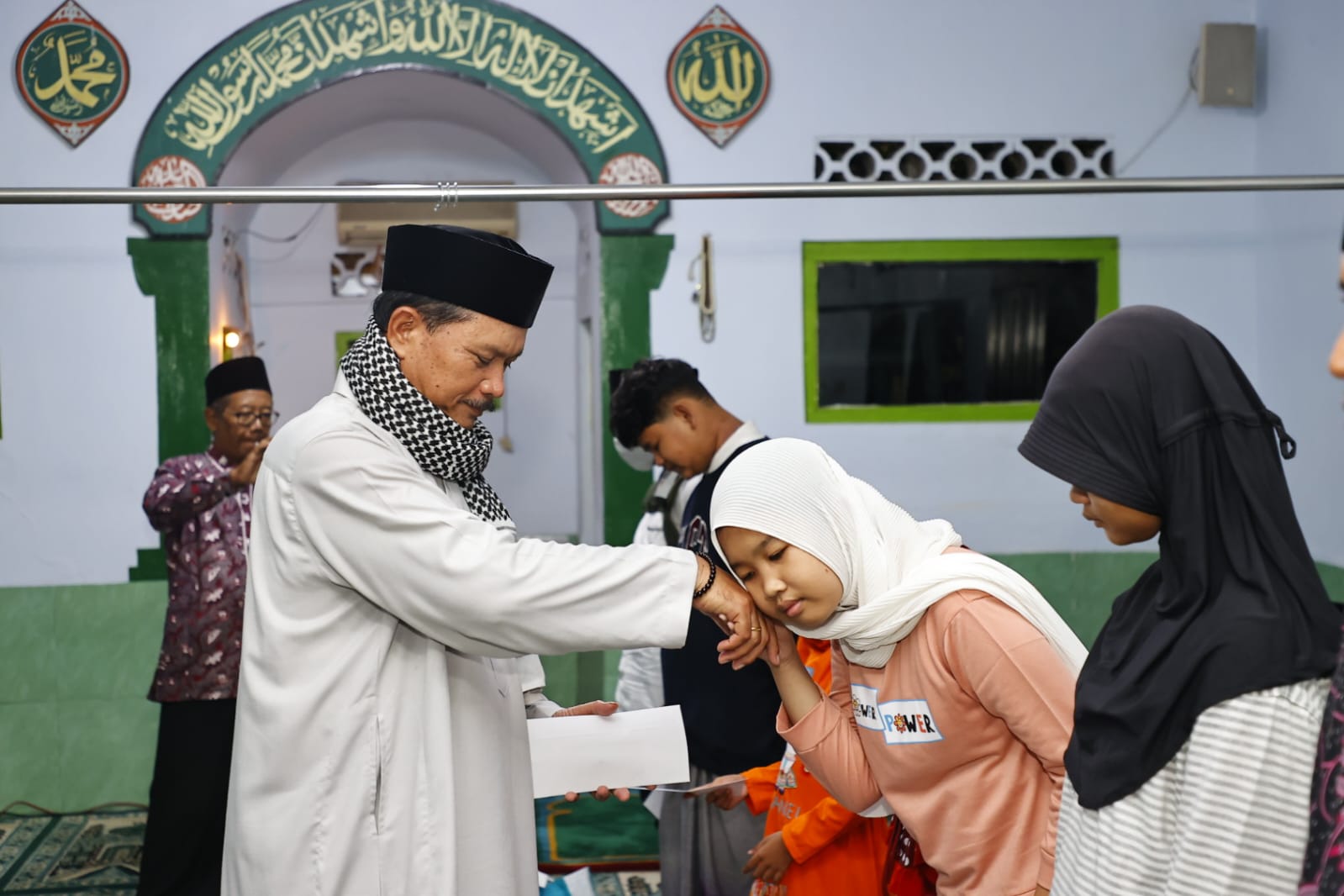 Foto 9 dari 10: Ibadah Sembari Serap Aspirasi, Wali Kota Ikuti Tarawih Bersama Warga Di Musala Jannatul Firdaus