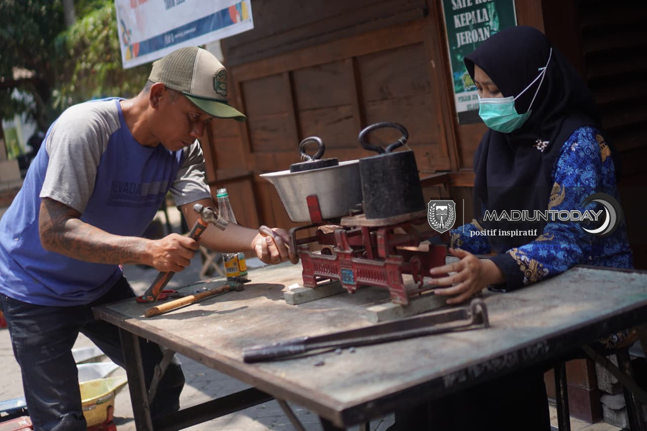 Foto 14 dari 19: Dari Posyandu hingga Pedagang, Layanan Tera Ulang Hadir di Kelurahan Pastikan Timbangan Akurat